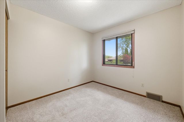513 Laredo Lane, Chanhassen, MN 55317