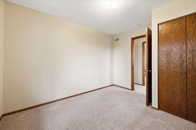 513 Laredo Lane, Chanhassen, MN 55317