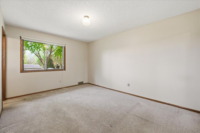 513 Laredo Lane, Chanhassen, MN 55317