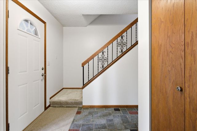 513 Laredo Lane, Chanhassen, MN 55317