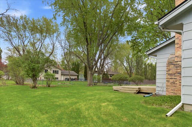 513 Laredo Lane, Chanhassen, MN 55317