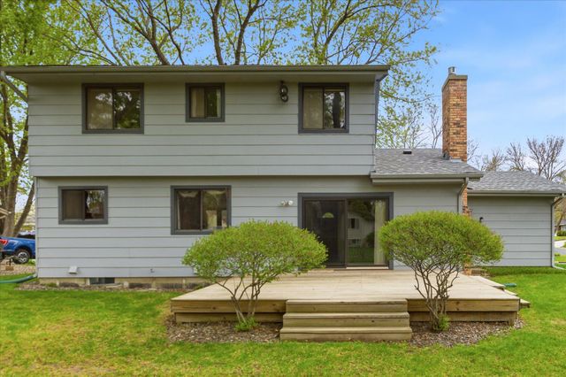 513 Laredo Lane, Chanhassen, MN 55317