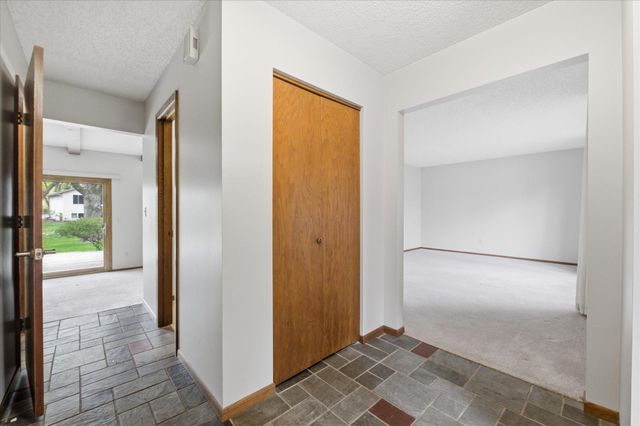 513 Laredo Lane, Chanhassen, MN 55317