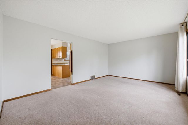 513 Laredo Lane, Chanhassen, MN 55317
