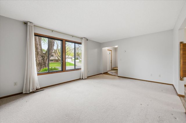 513 Laredo Lane, Chanhassen, MN 55317