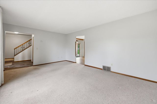513 Laredo Lane, Chanhassen, MN 55317