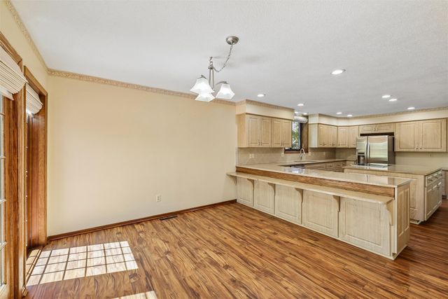7016 Rocklyn Circle, Urbandale, IA 50322