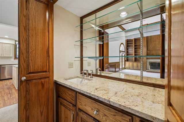 7016 Rocklyn Circle, Urbandale, IA 50322