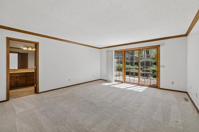 7016 Rocklyn Circle, Urbandale, IA 50322