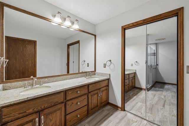 7016 Rocklyn Circle, Urbandale, IA 50322