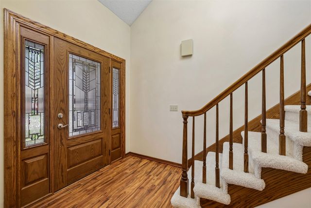 7016 Rocklyn Circle, Urbandale, IA 50322