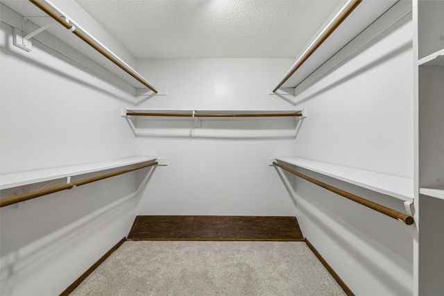 7016 Rocklyn Circle, Urbandale, IA 50322