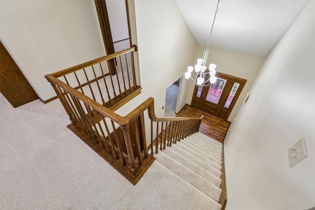 7016 Rocklyn Circle, Urbandale, IA 50322