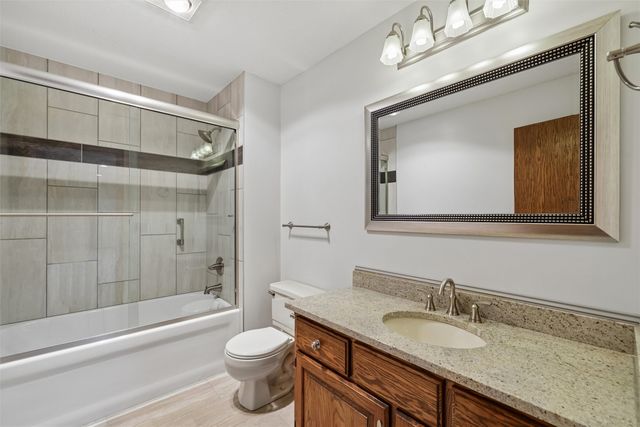 7016 Rocklyn Circle, Urbandale, IA 50322