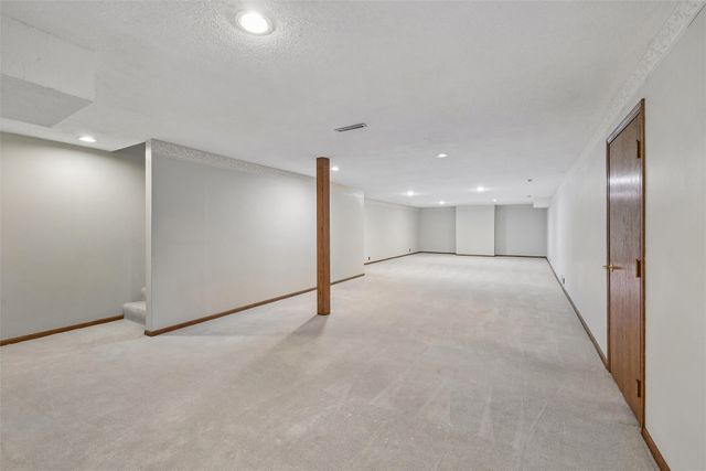 7016 Rocklyn Circle, Urbandale, IA 50322