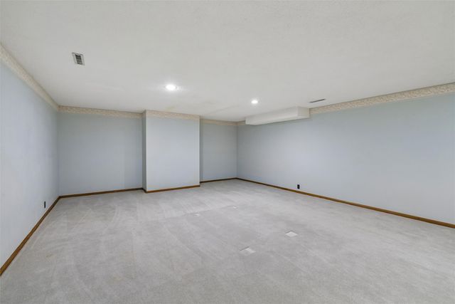7016 Rocklyn Circle, Urbandale, IA 50322