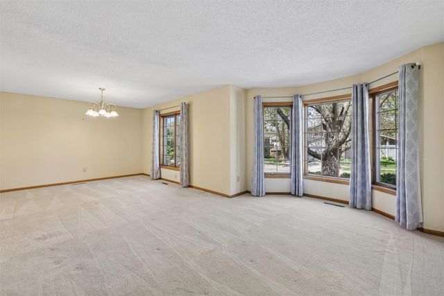 7016 Rocklyn Circle, Urbandale, IA 50322