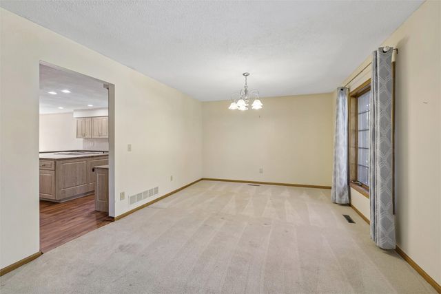 7016 Rocklyn Circle, Urbandale, IA 50322