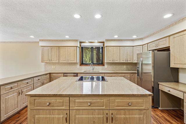 7016 Rocklyn Circle, Urbandale, IA 50322