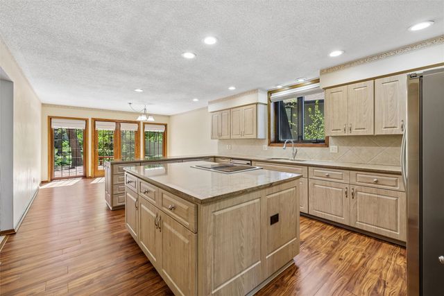 7016 Rocklyn Circle, Urbandale, IA 50322