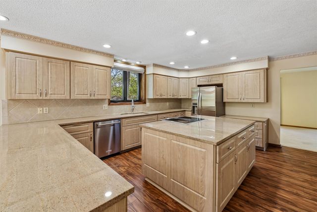 7016 Rocklyn Circle, Urbandale, IA 50322