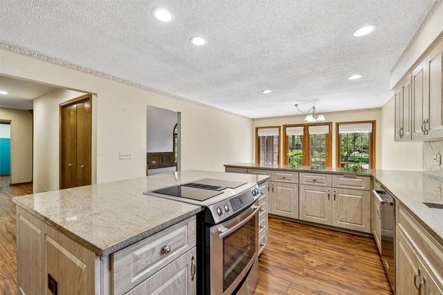 7016 Rocklyn Circle, Urbandale, IA 50322