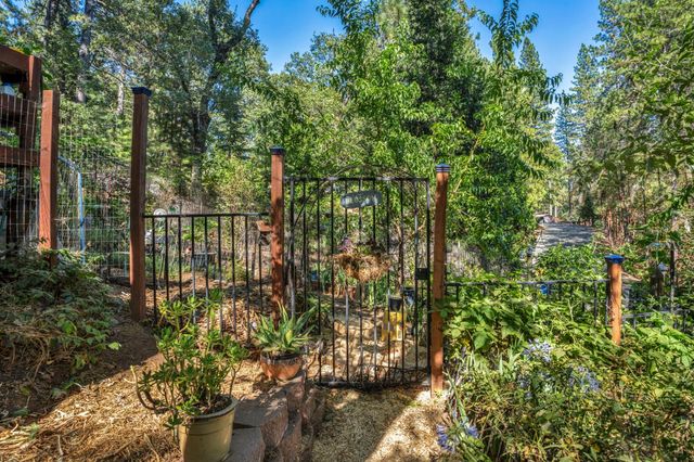 5962 Arrowhead Dr, Foresthill, CA 95631