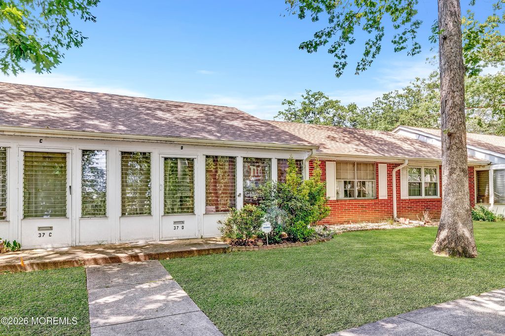 37D Cambridge Court 100, Lakewood, NJ 08701