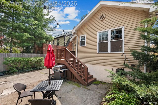 414 Cloverly Road, Grosse Pointe Farms, MI 48236
