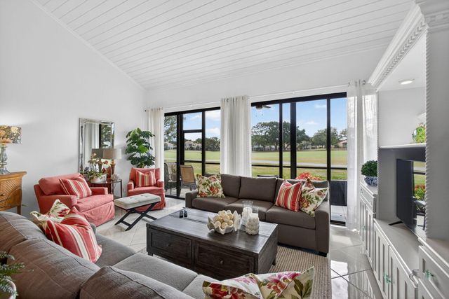 301 Old Meadow Way, Palm Beach Gardens, FL 33418