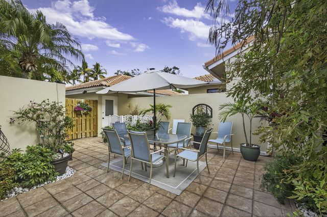 301 Old Meadow Way, Palm Beach Gardens, FL 33418