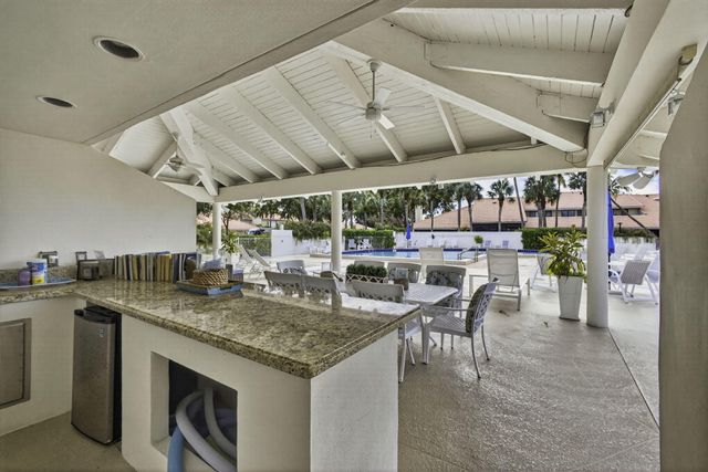 301 Old Meadow Way, Palm Beach Gardens, FL 33418