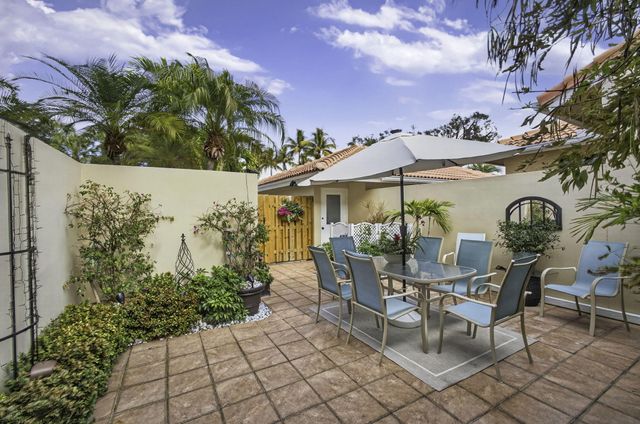 301 Old Meadow Way, Palm Beach Gardens, FL 33418