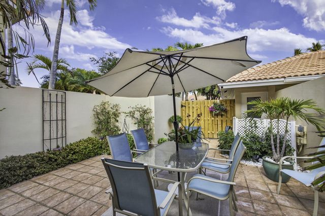 301 Old Meadow Way, Palm Beach Gardens, FL 33418