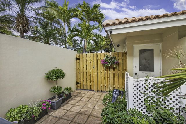 301 Old Meadow Way, Palm Beach Gardens, FL 33418