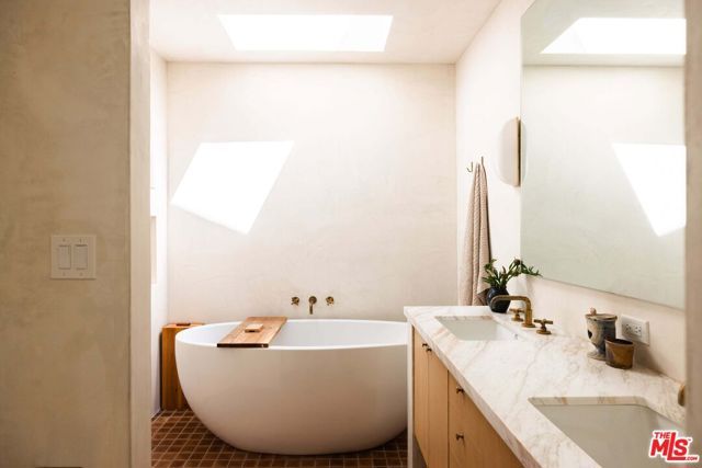 4801 Ambrose Avenue, Los Angeles, CA 90027