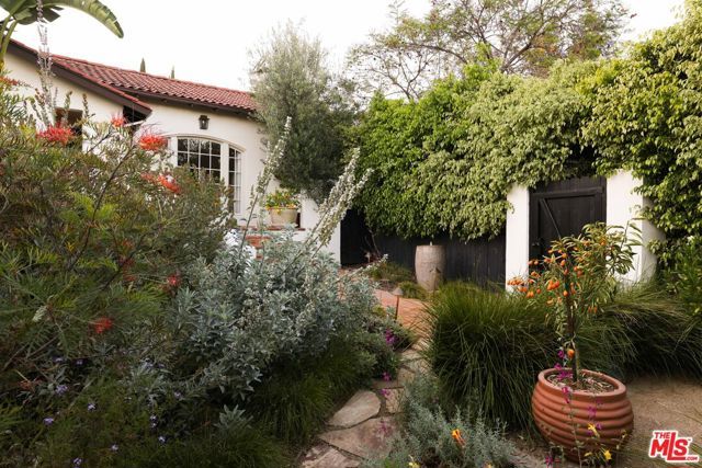 4801 Ambrose Avenue, Los Angeles, CA 90027
