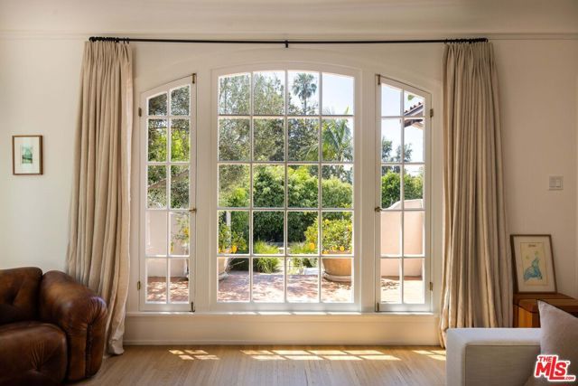 4801 Ambrose Avenue, Los Angeles, CA 90027