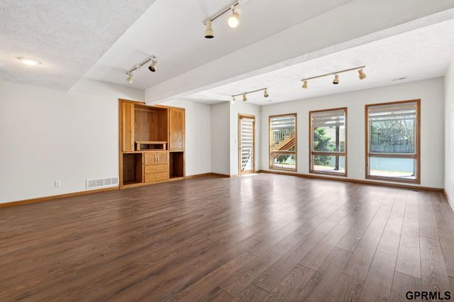 15707 Sahler Street, Omaha, NE 68116