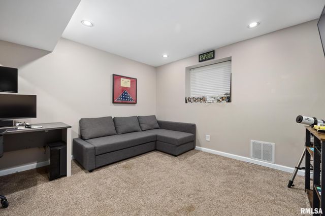 503 W MULLER Road, East Peoria, IL 61611