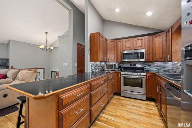 503 W MULLER Road, East Peoria, IL 61611