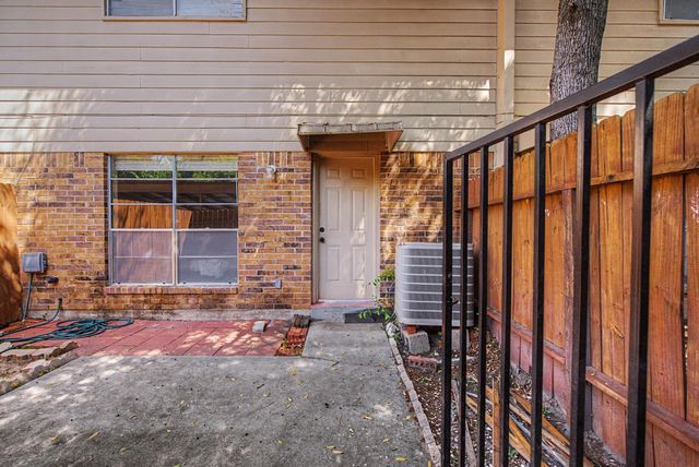 413 W Semands Avenue, Conroe, TX 77301