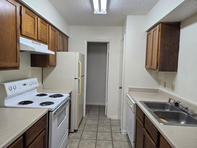 8705 Schick RD D, Austin, TX 78729