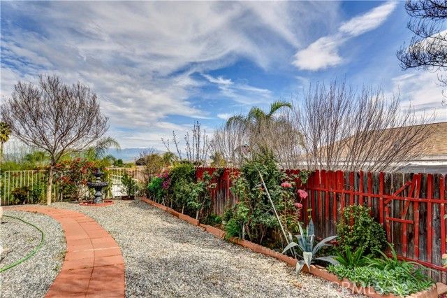 802 Roadrunner Way, Perris, CA 92570