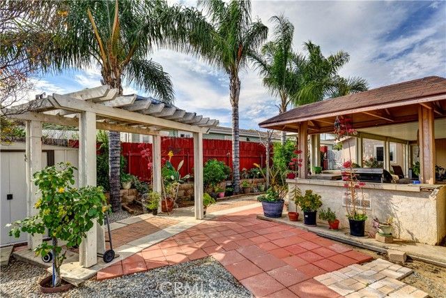 802 Roadrunner Way, Perris, CA 92570