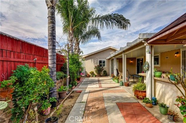 802 Roadrunner Way, Perris, CA 92570