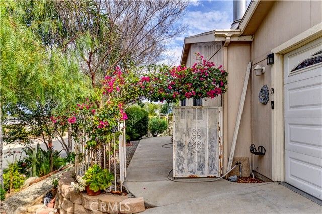 802 Roadrunner Way, Perris, CA 92570