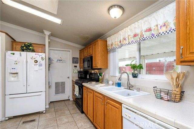 802 Roadrunner Way, Perris, CA 92570