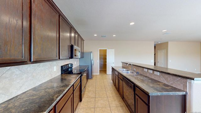 6814 Puente Fields, Converse, TX 78109