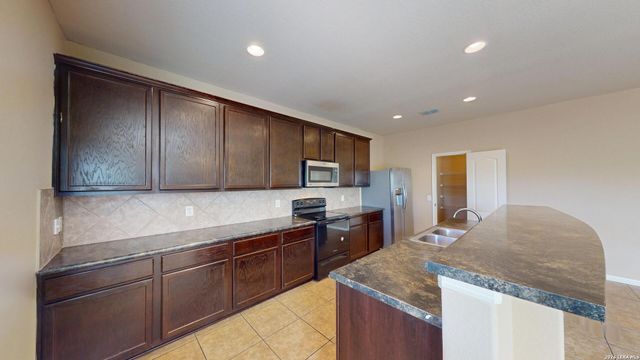 6814 Puente Fields, Converse, TX 78109